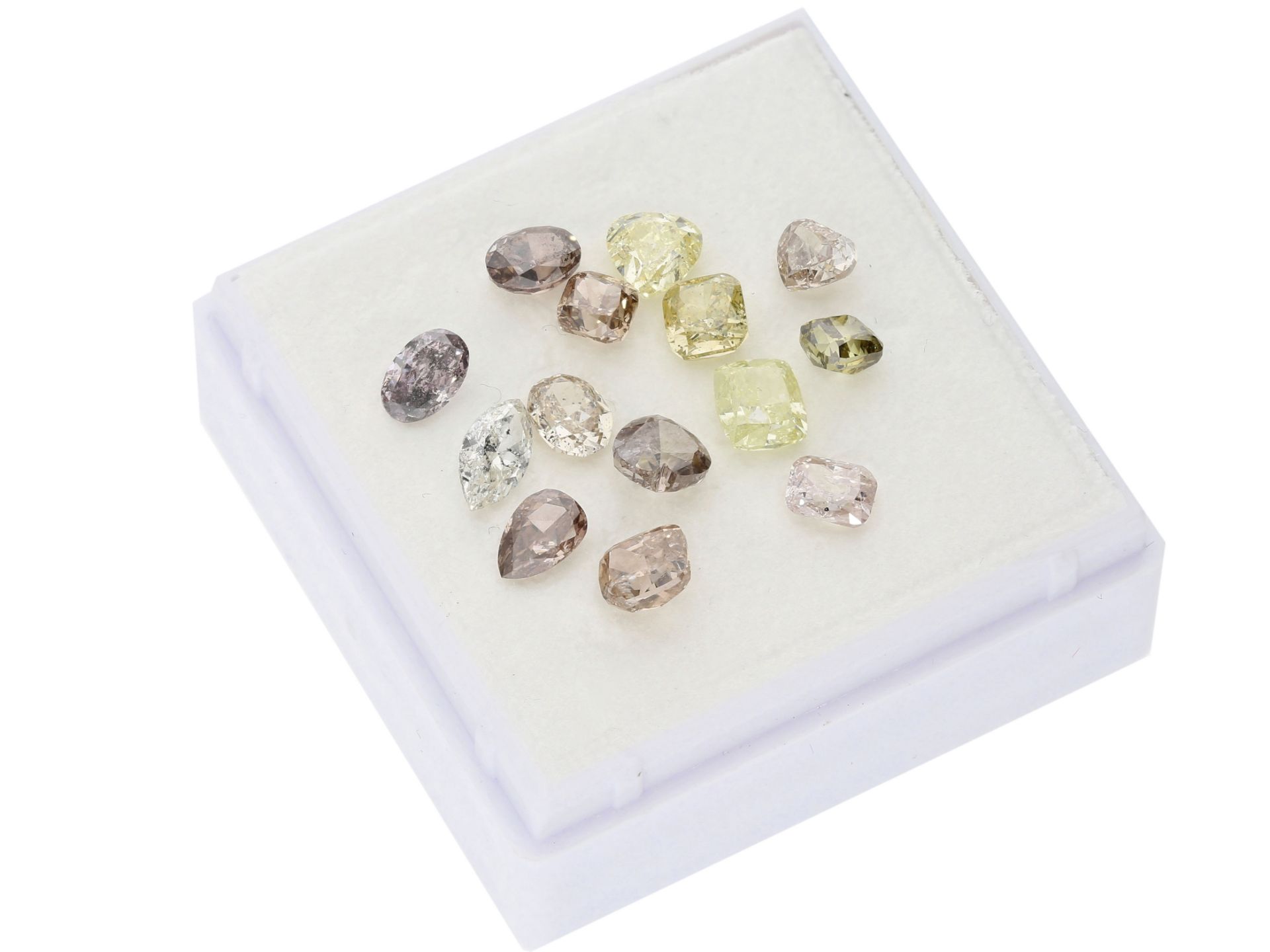 Diamanten: interessantes Konvolut aus 14 farbigen Diamanten von zusammen ca. 5,7ct - Bild 2 aus 2