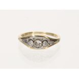 Ring: antiker Goldschmiedering mit Altschliffdiamanten und Diamantrosen