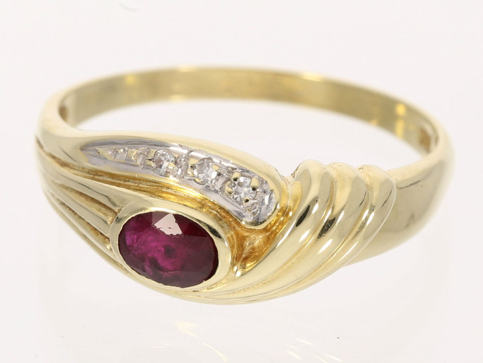 Ring: Rubin/Diamant-Goldschmiedering mit kleinen Diamanten - Image 2 of 2