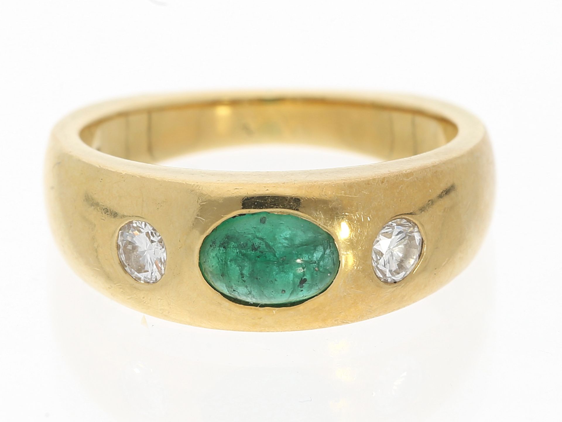 Ring: massiver Bandring mit Smaragd-Cabochon und schönen Brillanten, ca. 0,86ct