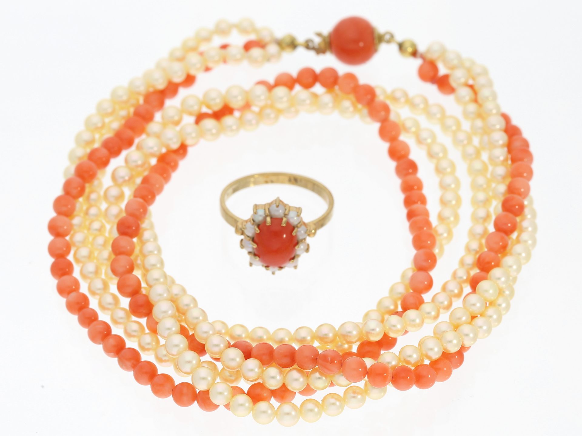 Kette/Collier/Ring: mehrreihiges vintage Perlen/Korallen-Collier mit passendem Ring