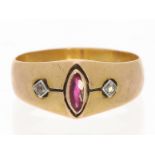 Ring: antiker Goldring mit Rubin und Diamantrosen