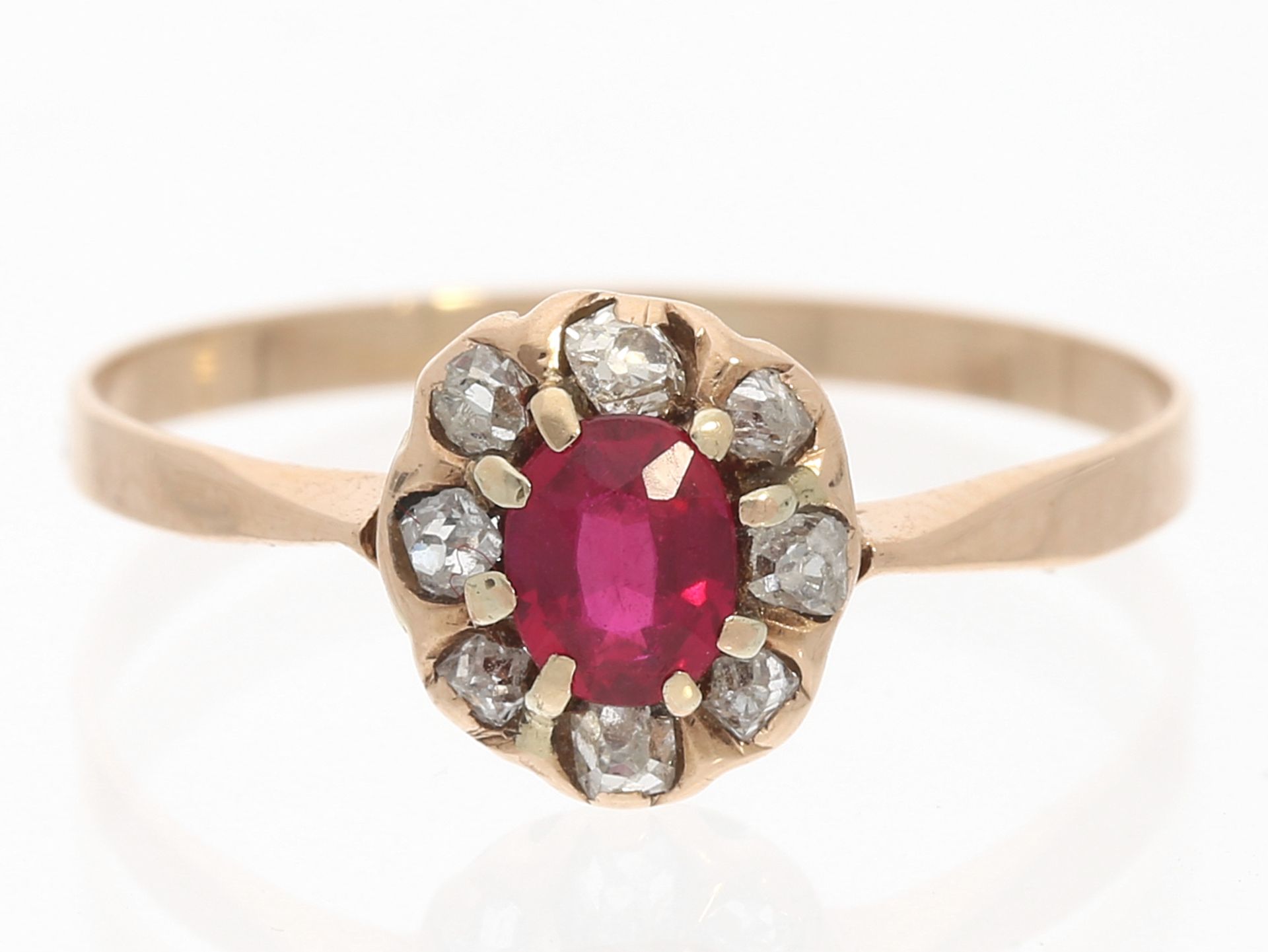 Ring: feiner antiker Goldring mit Diamantrosen und einem Rubin