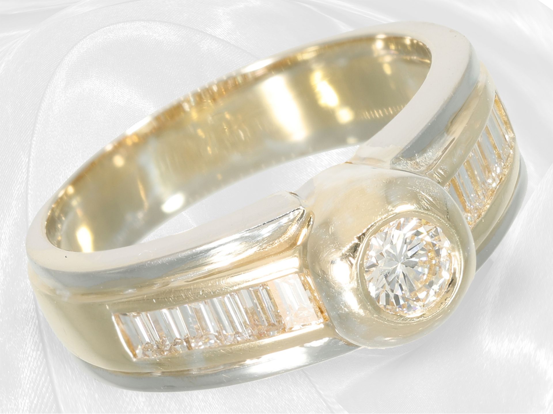 Solide gefertigter Designer-Goldschmiedering mit Brillanten/Diamanten, ca.0,9ct, 18K Gold, Bicolor - Bild 2 aus 3