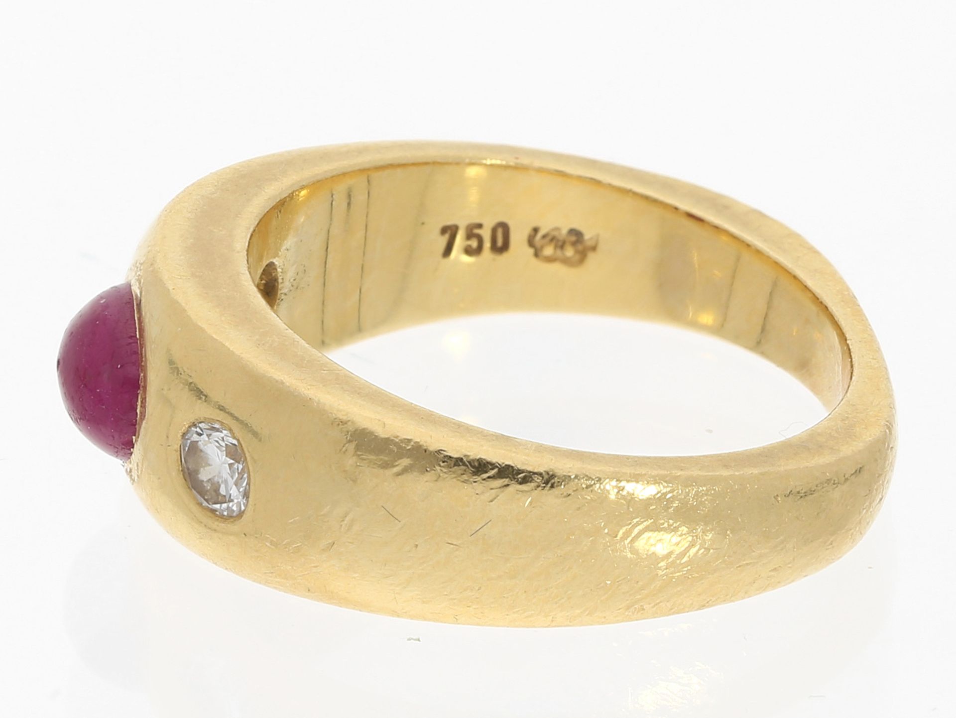 Ring: solider hochwertiger Bandring mit Rubin-Cabochon und feinen Brillanten, ca. 0,98ct - Image 2 of 2