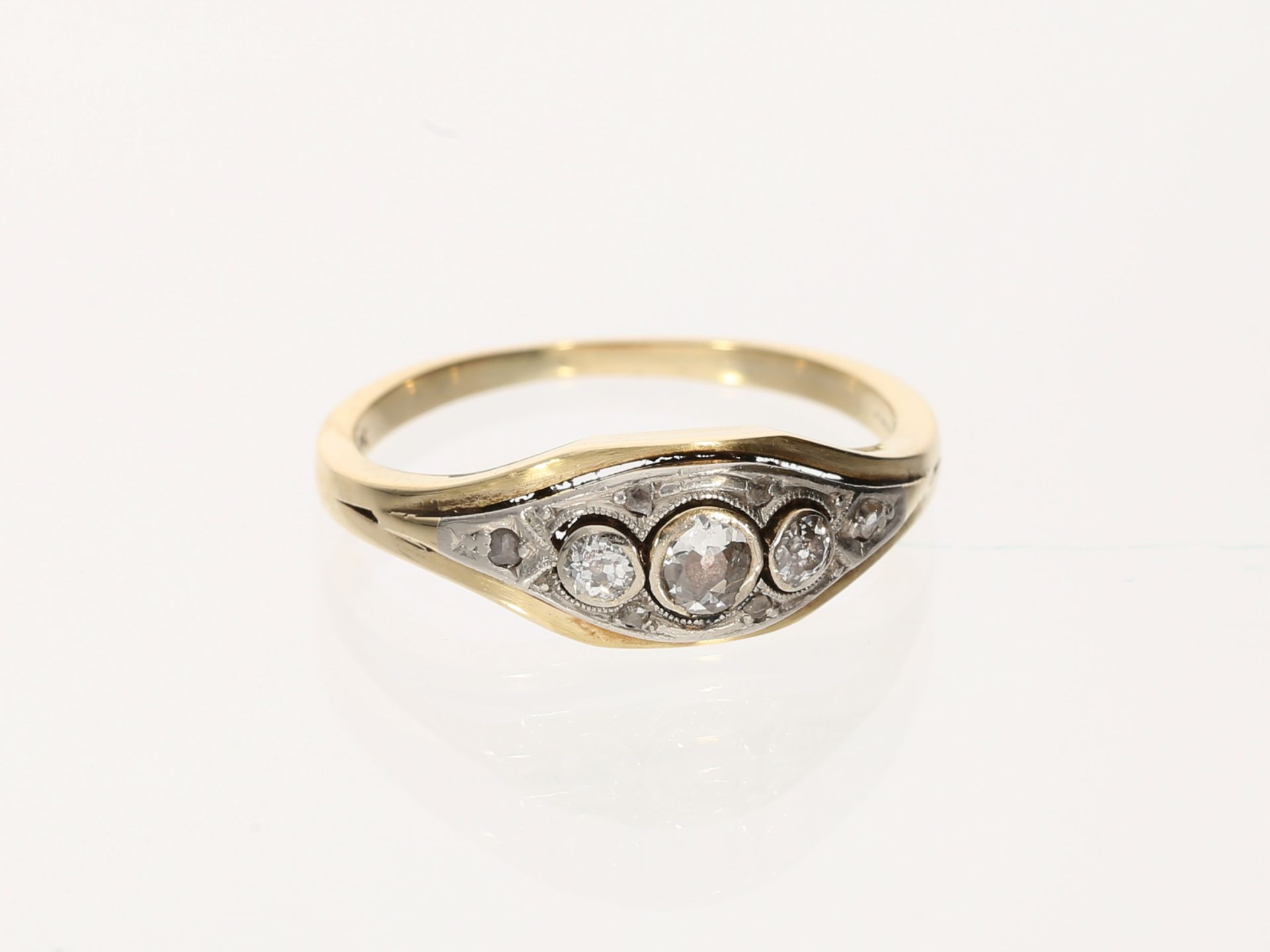 Ring: antiker Goldschmiedering mit Altschliffdiamanten und Diamantrosen - Image 2 of 2