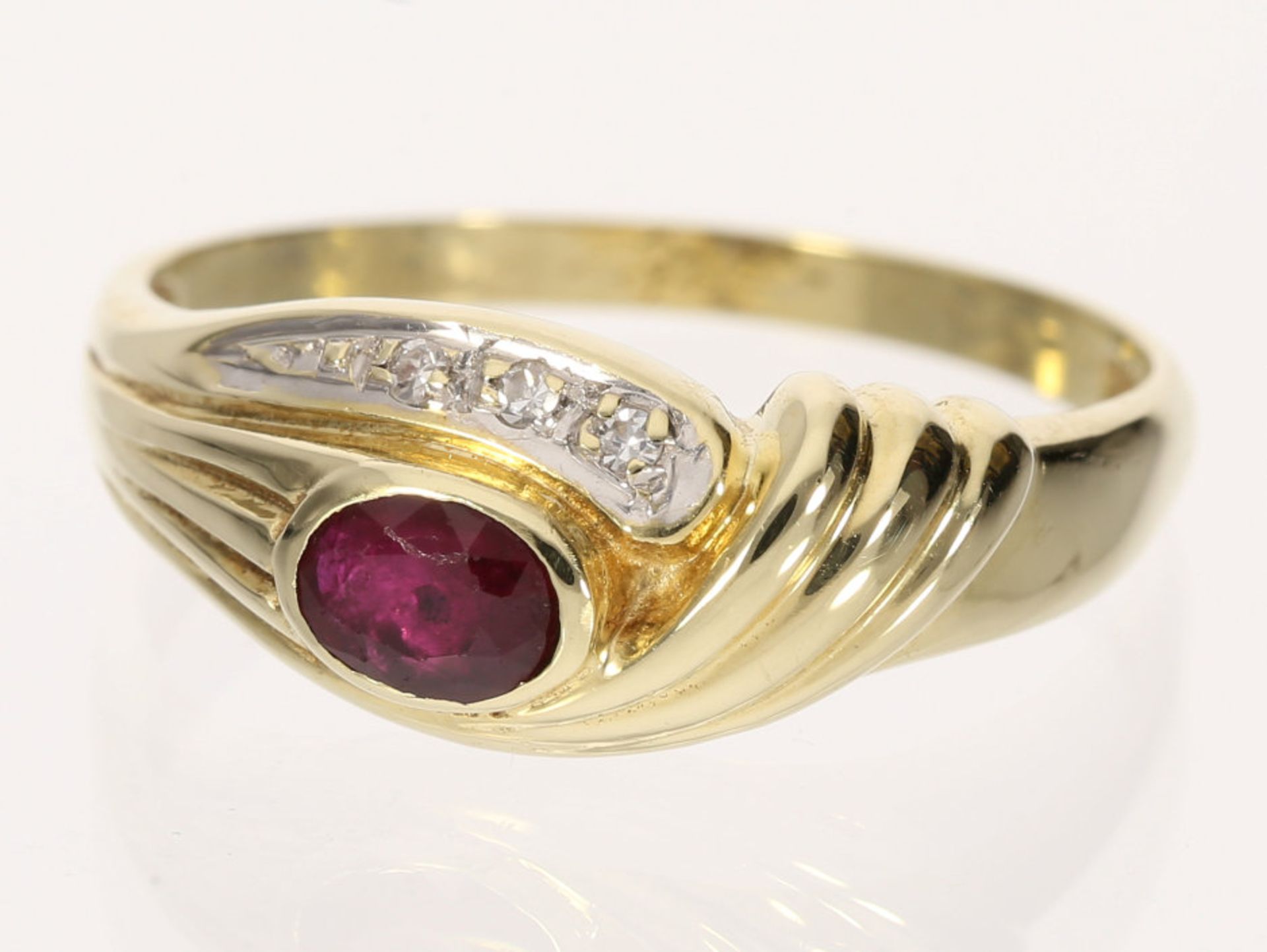 Ring: Rubin/Diamant-Goldschmiedering mit kleinen Diamanten