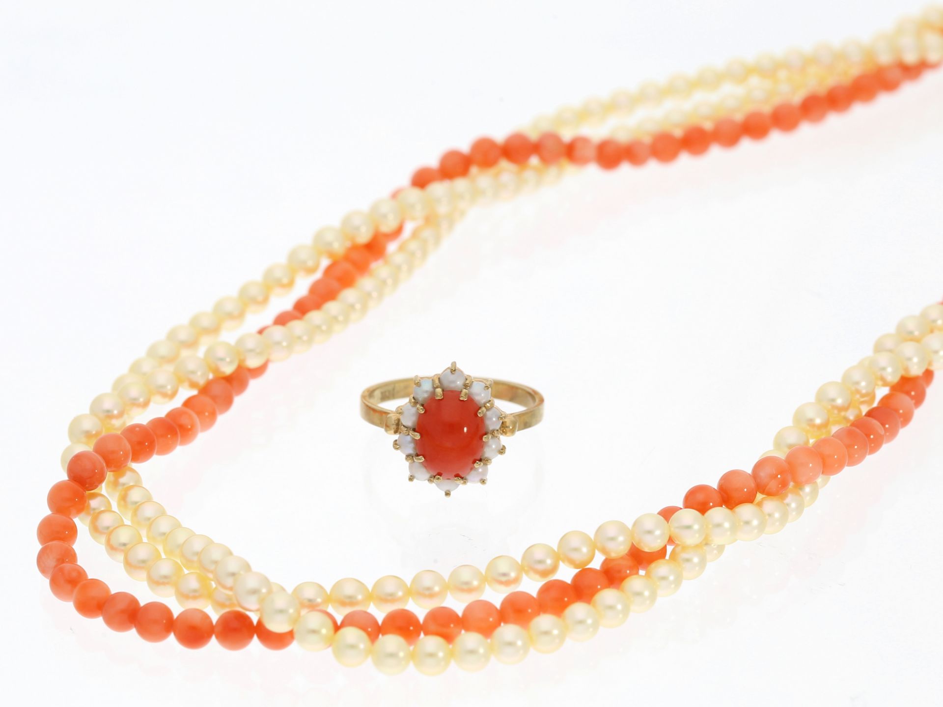 Kette/Collier/Ring: mehrreihiges vintage Perlen/Korallen-Collier mit passendem Ring - Bild 2 aus 3