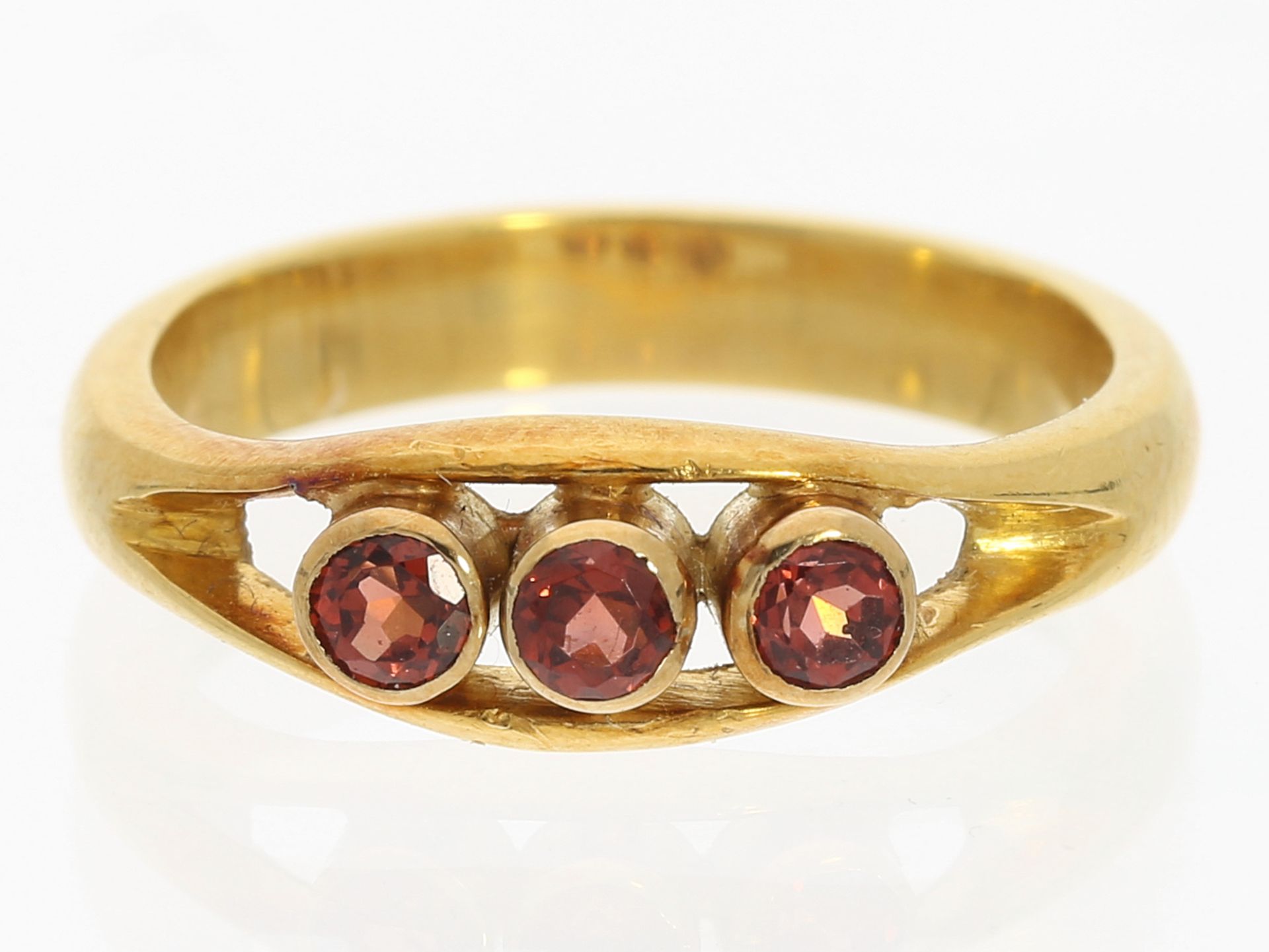 Ring: antiker handgearbeiteter Goldschmiedering mit Farbsteinen