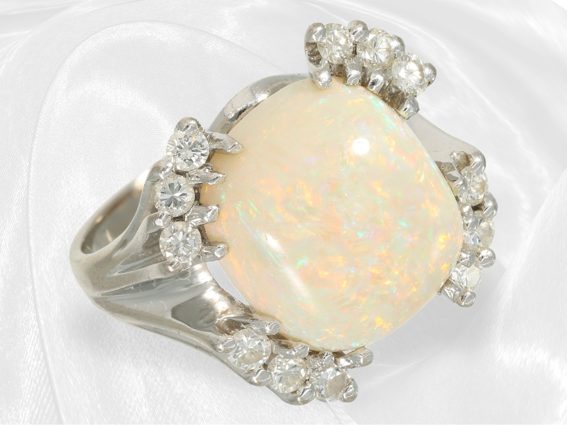 Weißgoldener und sehr schön gearbeiteter vintage Opal/Brillant-Goldschmiedering - Bild 3 aus 5