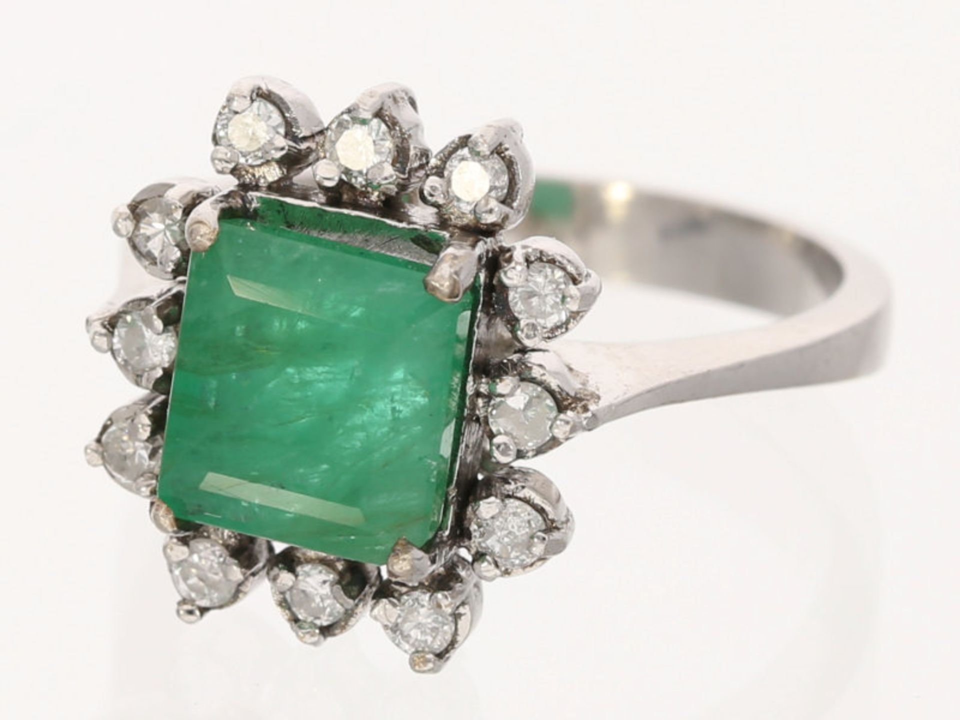Ring: vintage Smaragd/Brillant-Goldschmiedering aus 14K Weißgold, ca. 1,84ct - Bild 2 aus 3