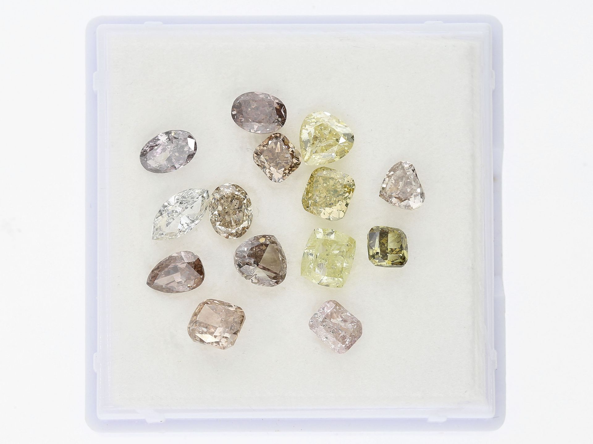 Diamanten: interessantes Konvolut aus 14 farbigen Diamanten von zusammen ca. 5,7ct