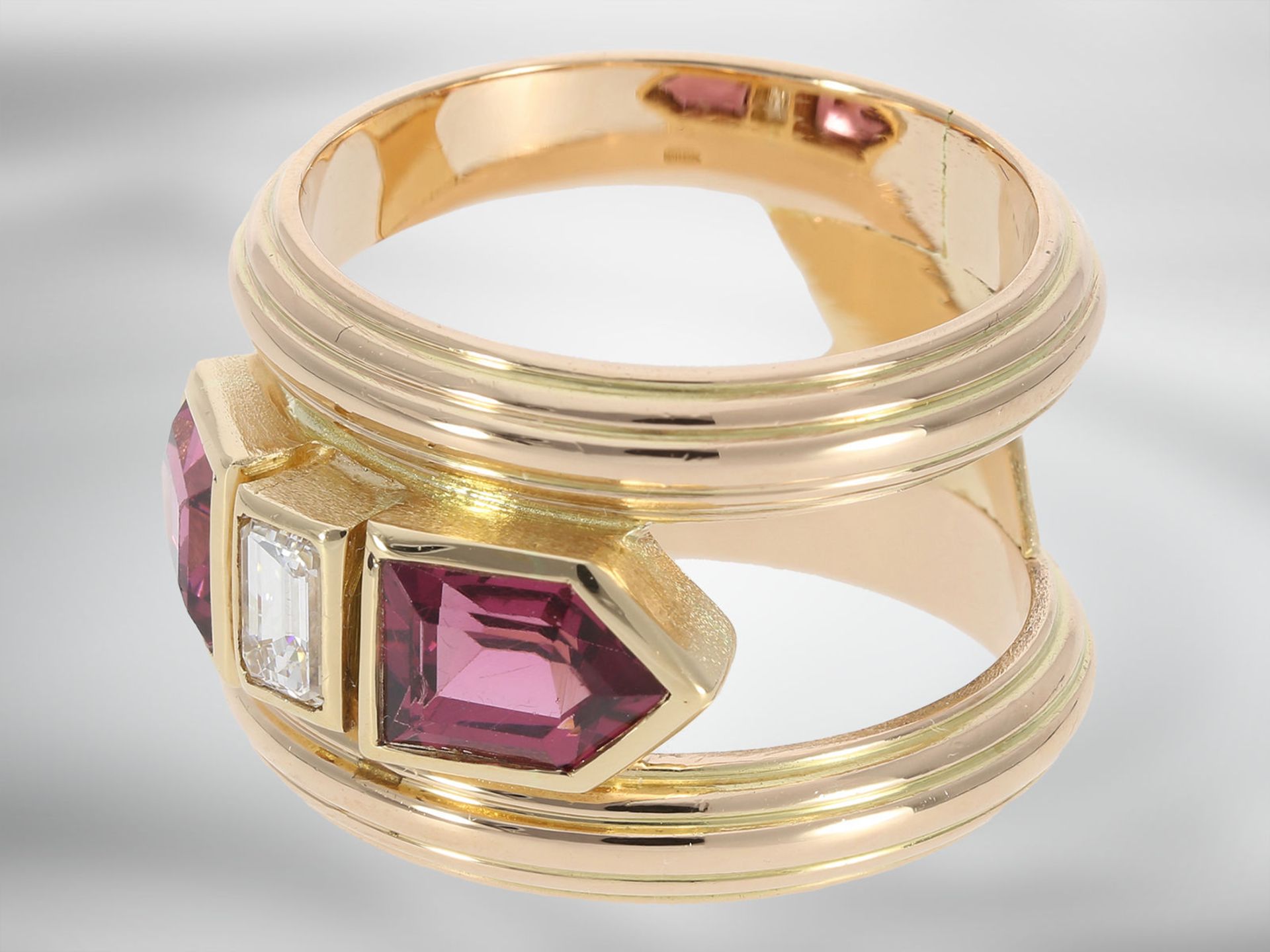 Ring: unikater Designerring mit pinkfarbenen Turmalinen und einem schönen Diamanten im Emerald-Cut,  - Bild 2 aus 2
