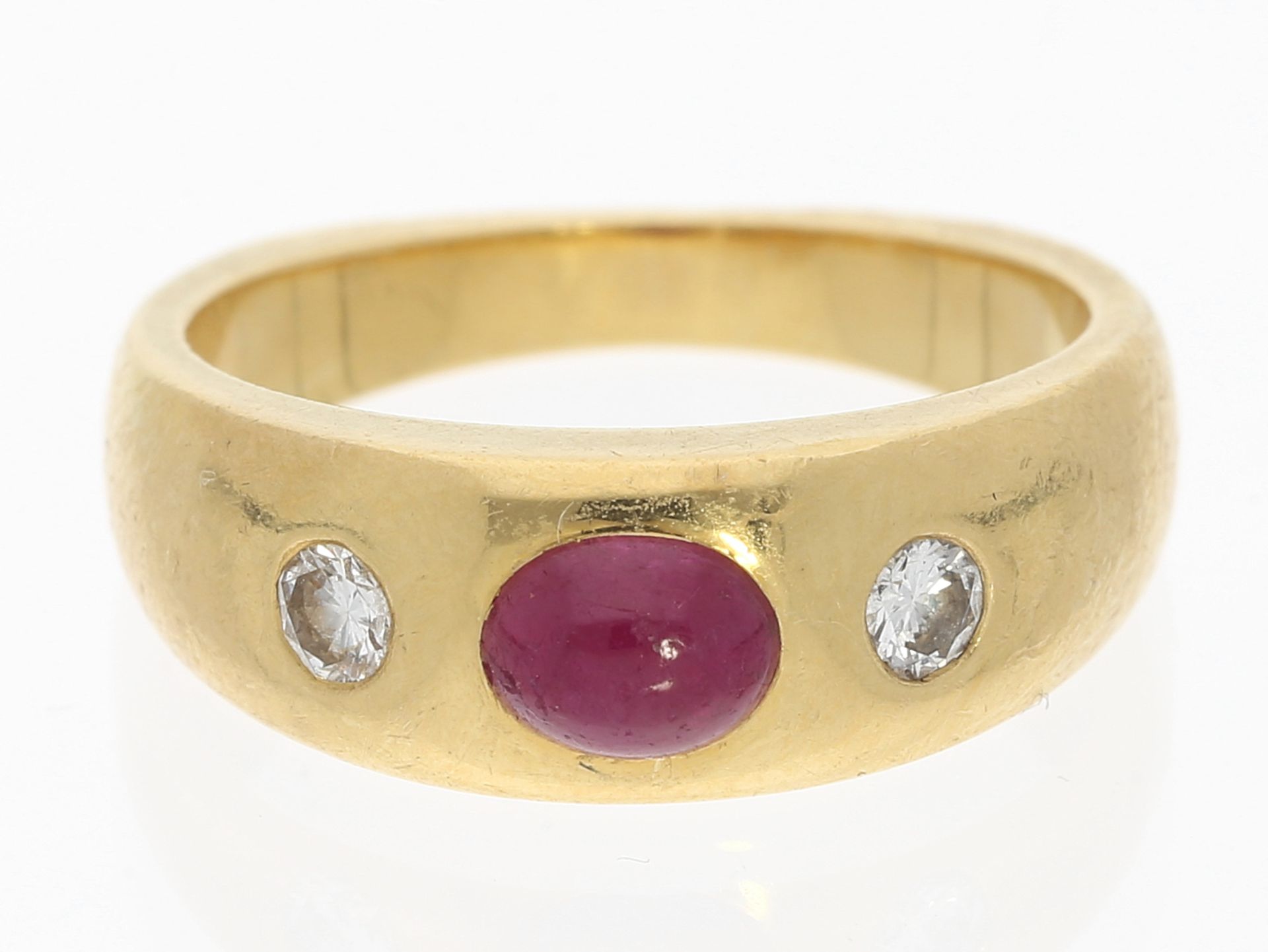 Ring: solider hochwertiger Bandring mit Rubin-Cabochon und feinen Brillanten, ca. 0,98ct