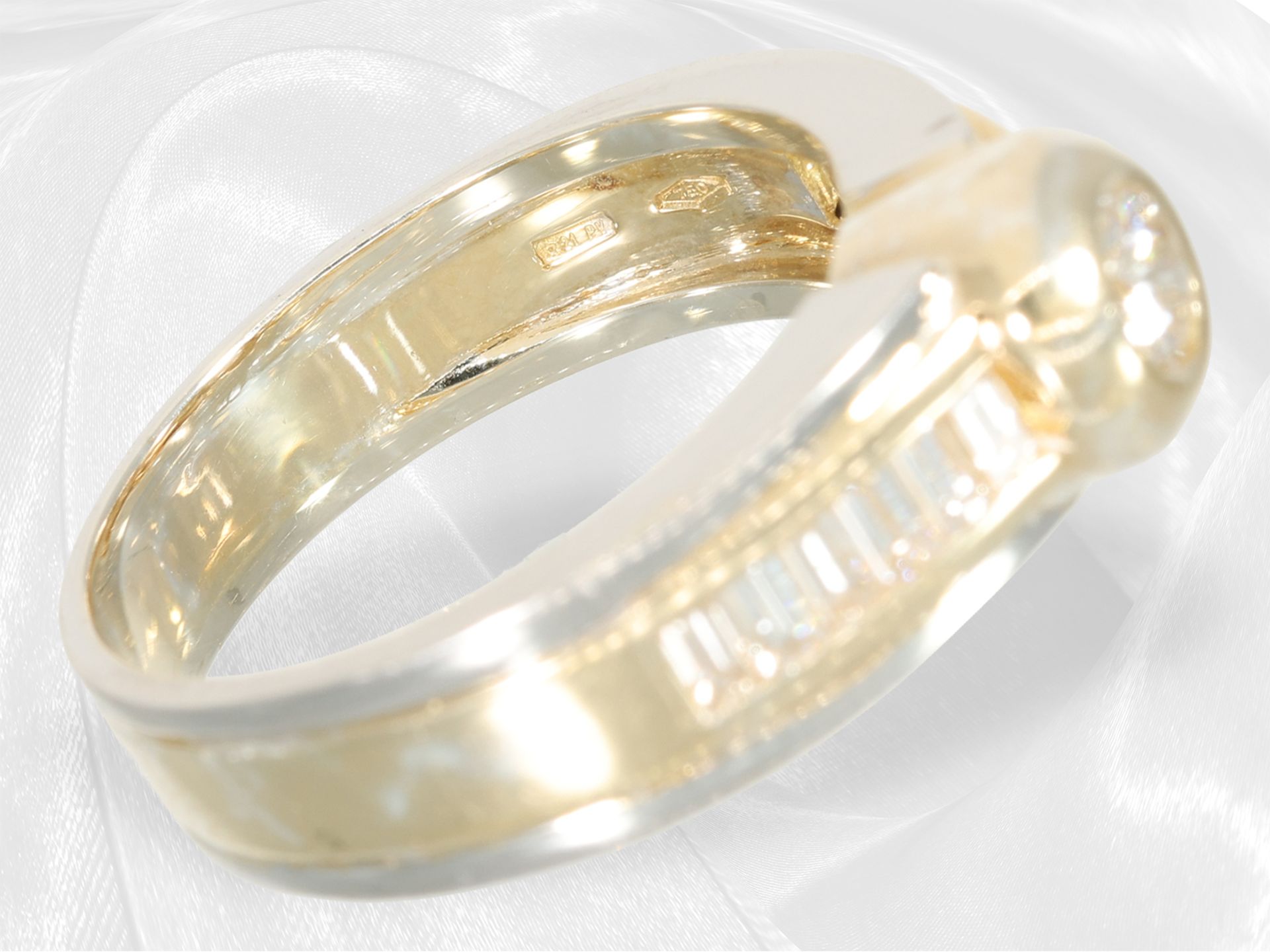 Solide gefertigter Designer-Goldschmiedering mit Brillanten/Diamanten, ca.0,9ct, 18K Gold, Bicolor - Bild 3 aus 3