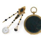 Taschenuhr: seltene Lepine mit Gold/Jaspis-Gehäuse und Gold/Jaspis-Chatelaine, ca. 1850