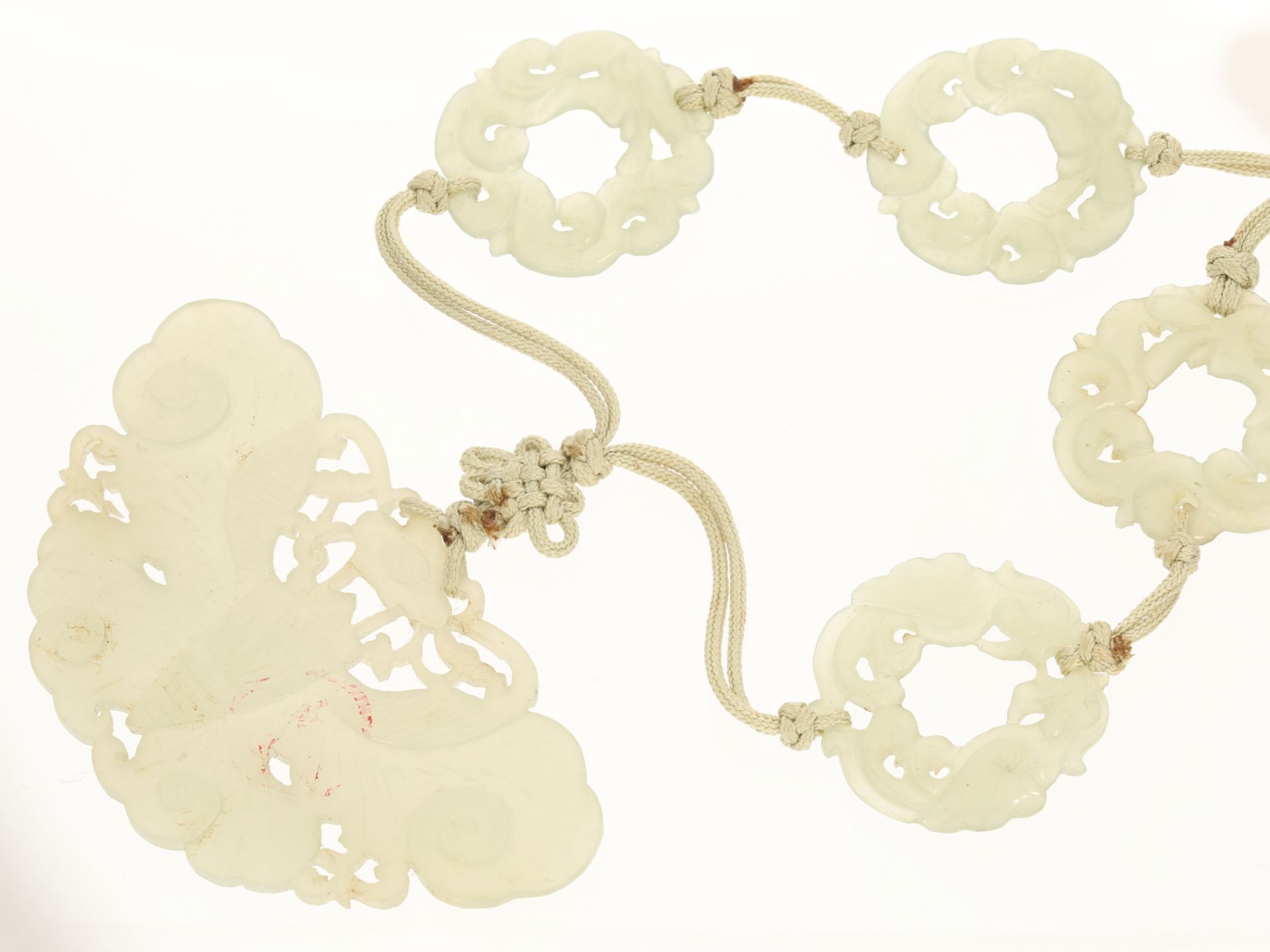 Dekorative vintage Halskette mit geschnitzten Elementen aus Jade