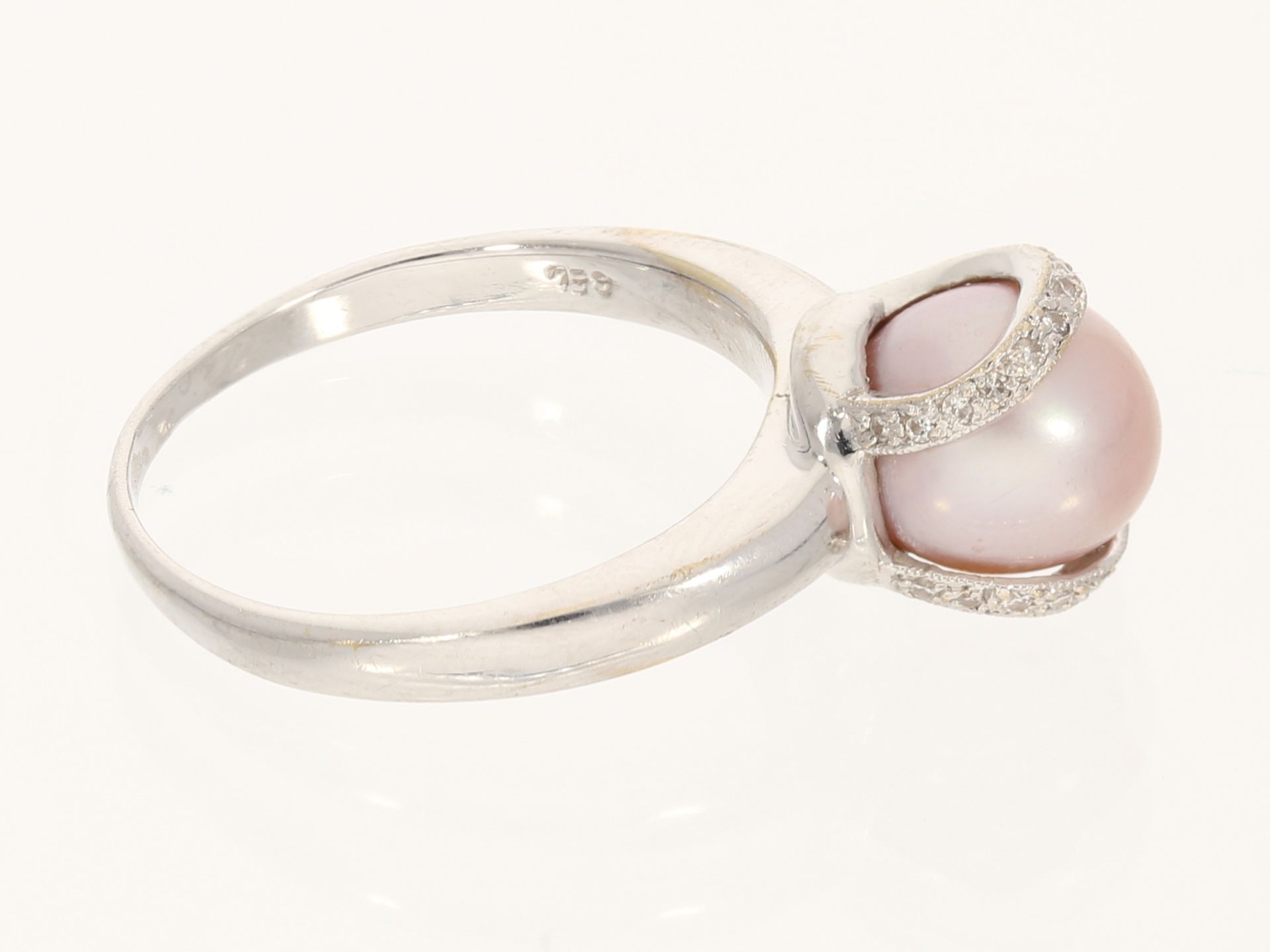 Ring: moderner weißgoldener Ring mit einer Zuchtperle und kleinen Brillanten - Bild 3 aus 3