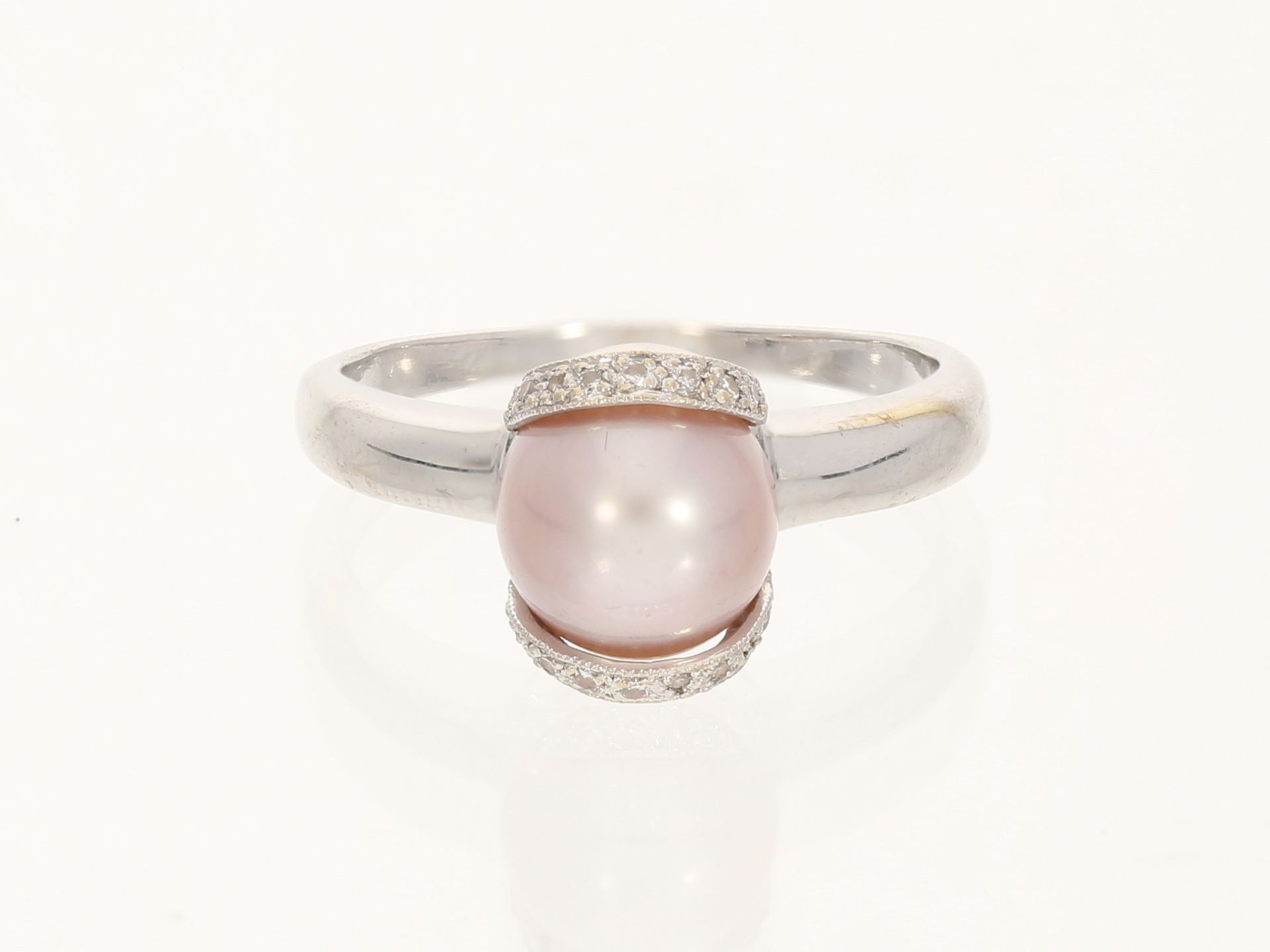 Ring: moderner weißgoldener Ring mit einer Zuchtperle und kleinen Brillanten