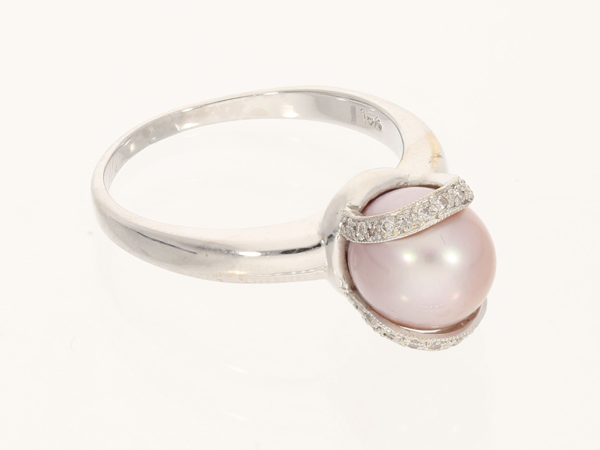 Ring: moderner weißgoldener Ring mit einer Zuchtperle und kleinen Brillanten - Bild 2 aus 3
