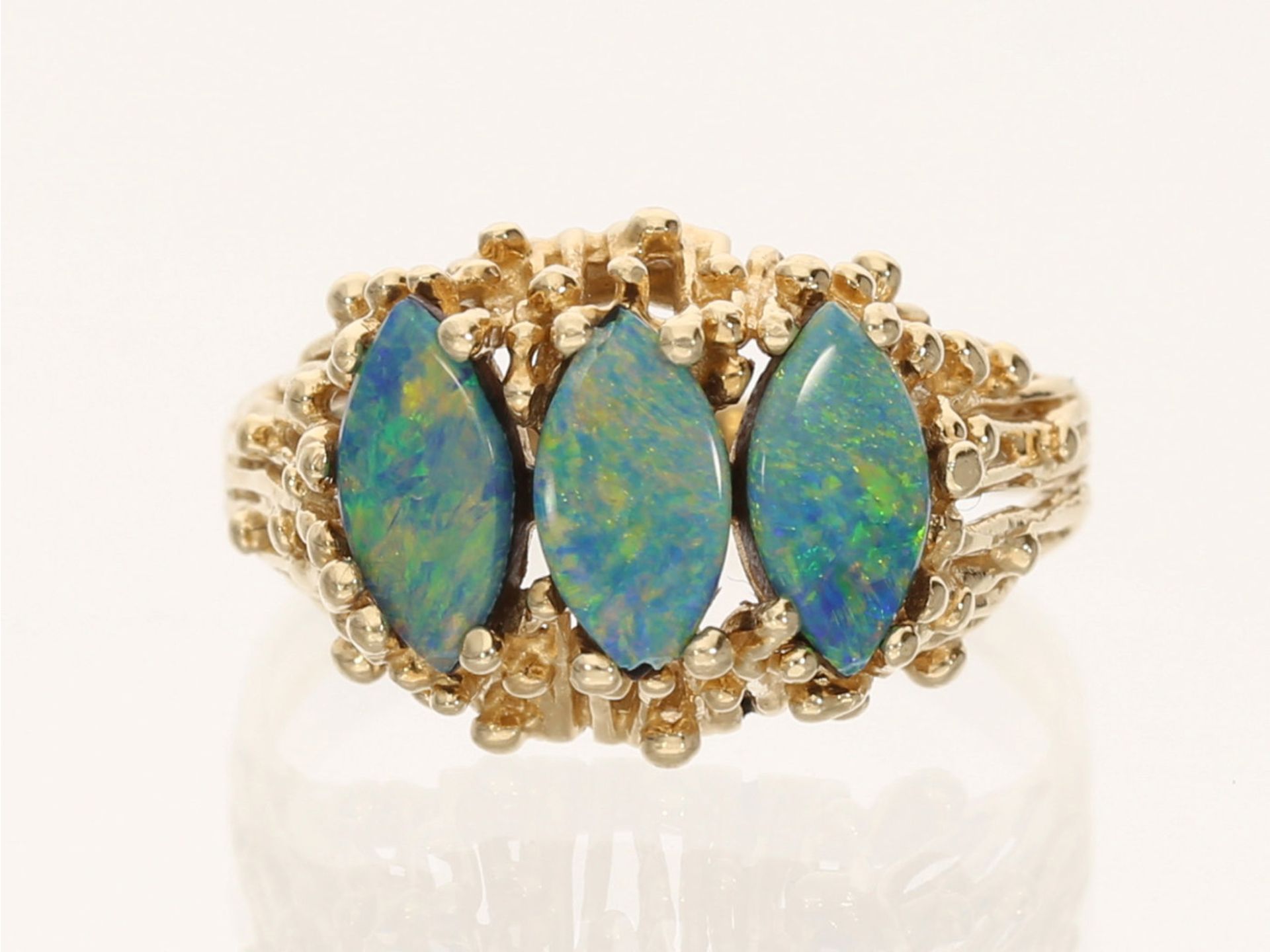 Ring: dekorativer vintage Designer-Goldschmiedering mit Opalbesatz