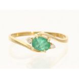 Ring: zierlicher Smaragd/Brillant-Ring