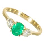 Ring: feiner Ring mit schönen Brillanten und sehr schönem Smaragd, 18K