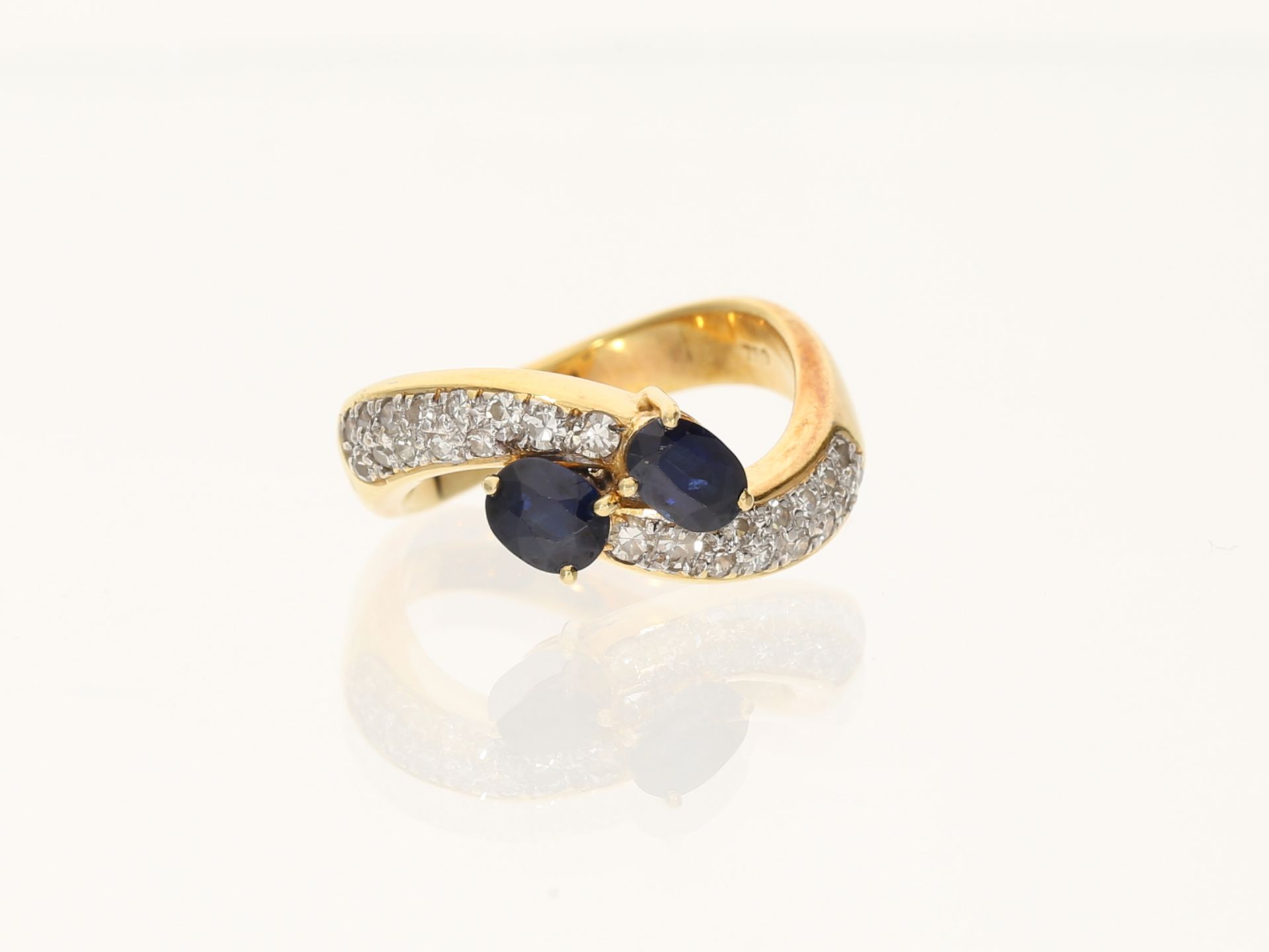 Ring: solider und ausgefallen gestalteter Saphir/Diamant-Goldschmiedering, 18K Gold