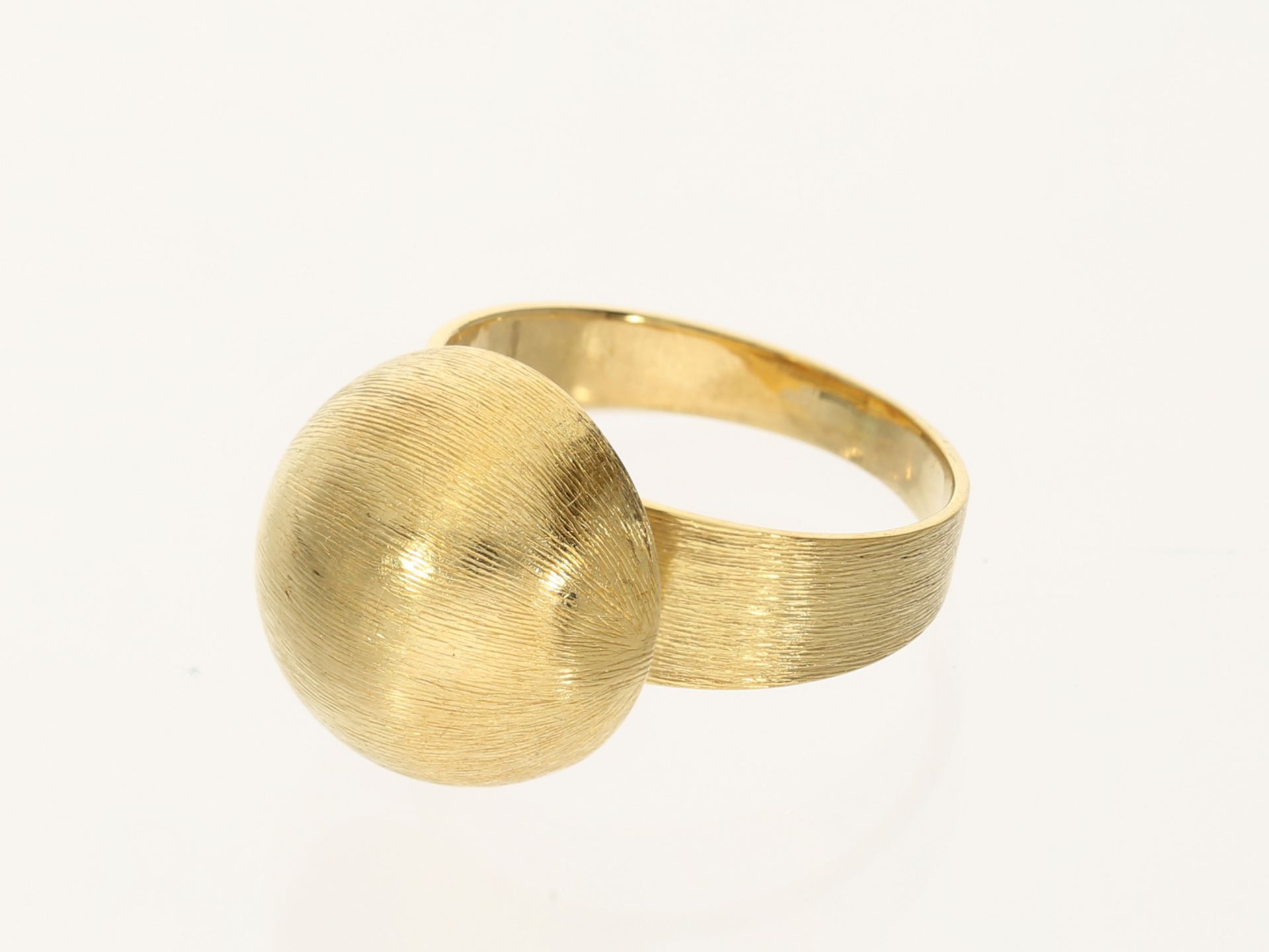 Ring: gelbgoldener Designer-Goldschmiedering "Halbkugel" - Image 2 of 3