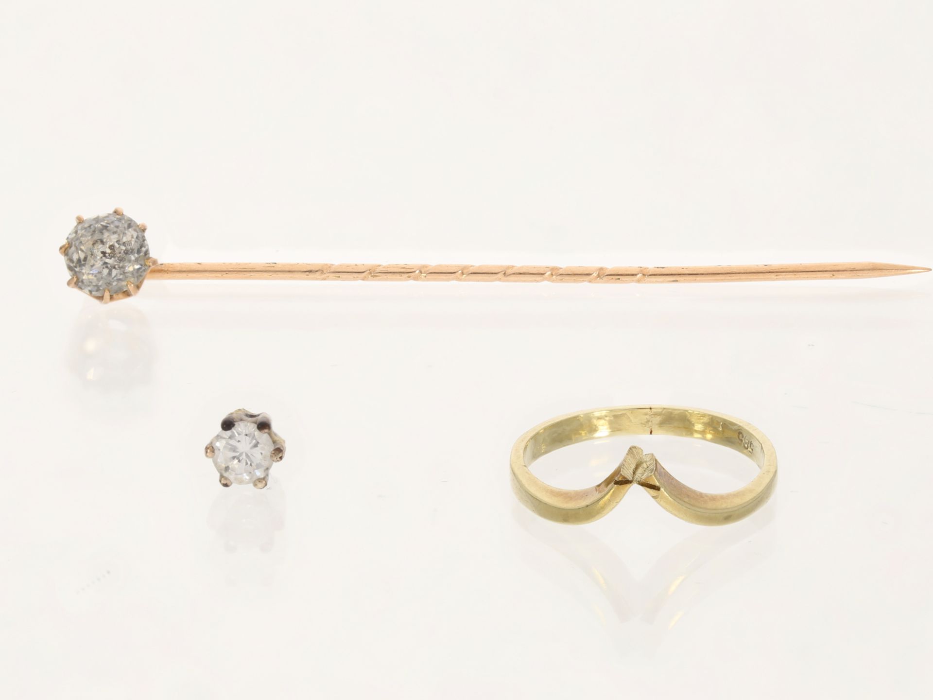 Ring/Nadel: Anstecknadel mit einem Goldring und einem Brillanten