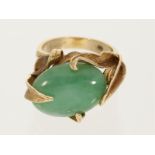 Ring: ausgefallener und interessant gearbeiteter vintage Designer-Ring, 14K Gold mit Jade