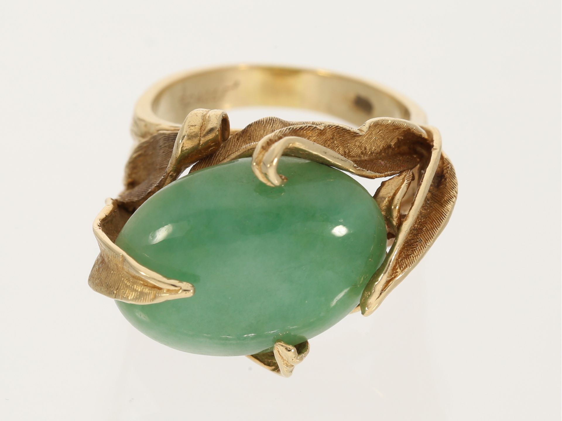 Ring: ausgefallener und interessant gearbeiteter vintage Designer-Ring, 14K Gold mit Jade