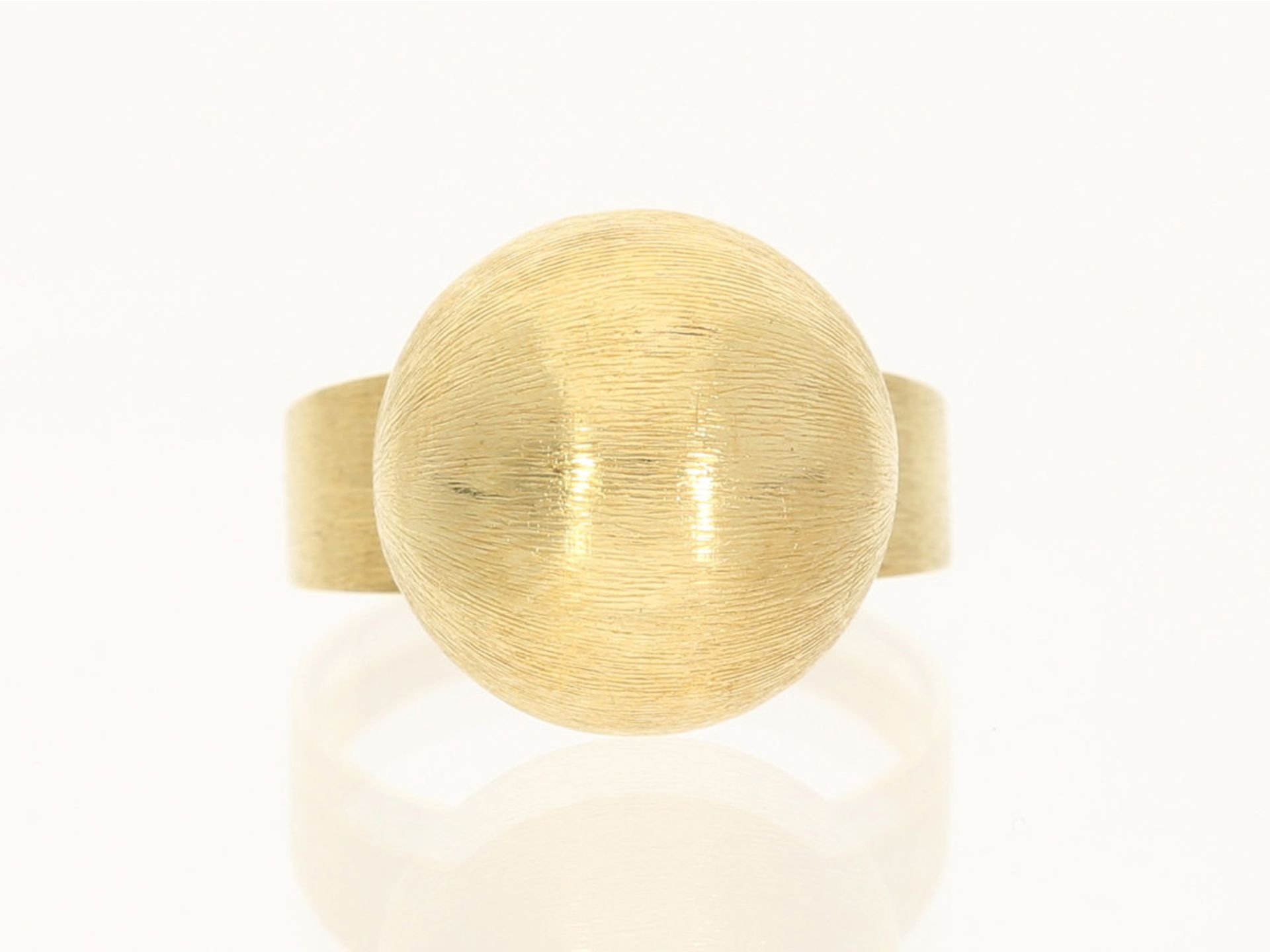 Ring: gelbgoldener Designer-Goldschmiedering "Halbkugel"