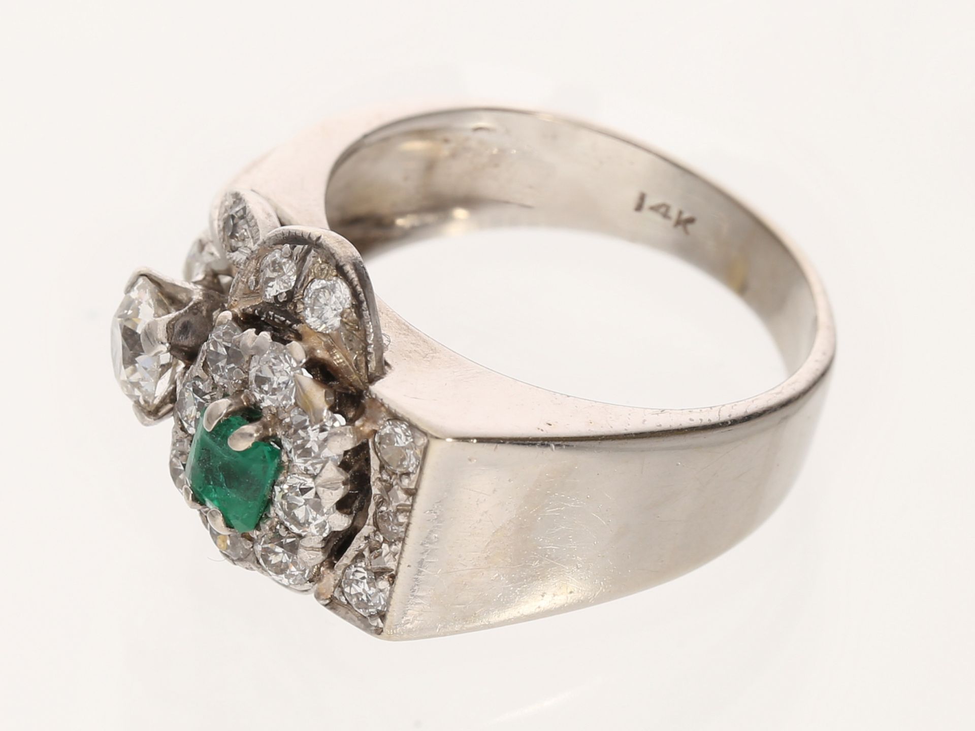 Ring: antiker Goldschmiedering mit Altschliff-Diamanten und einem Smaragd - Bild 3 aus 4