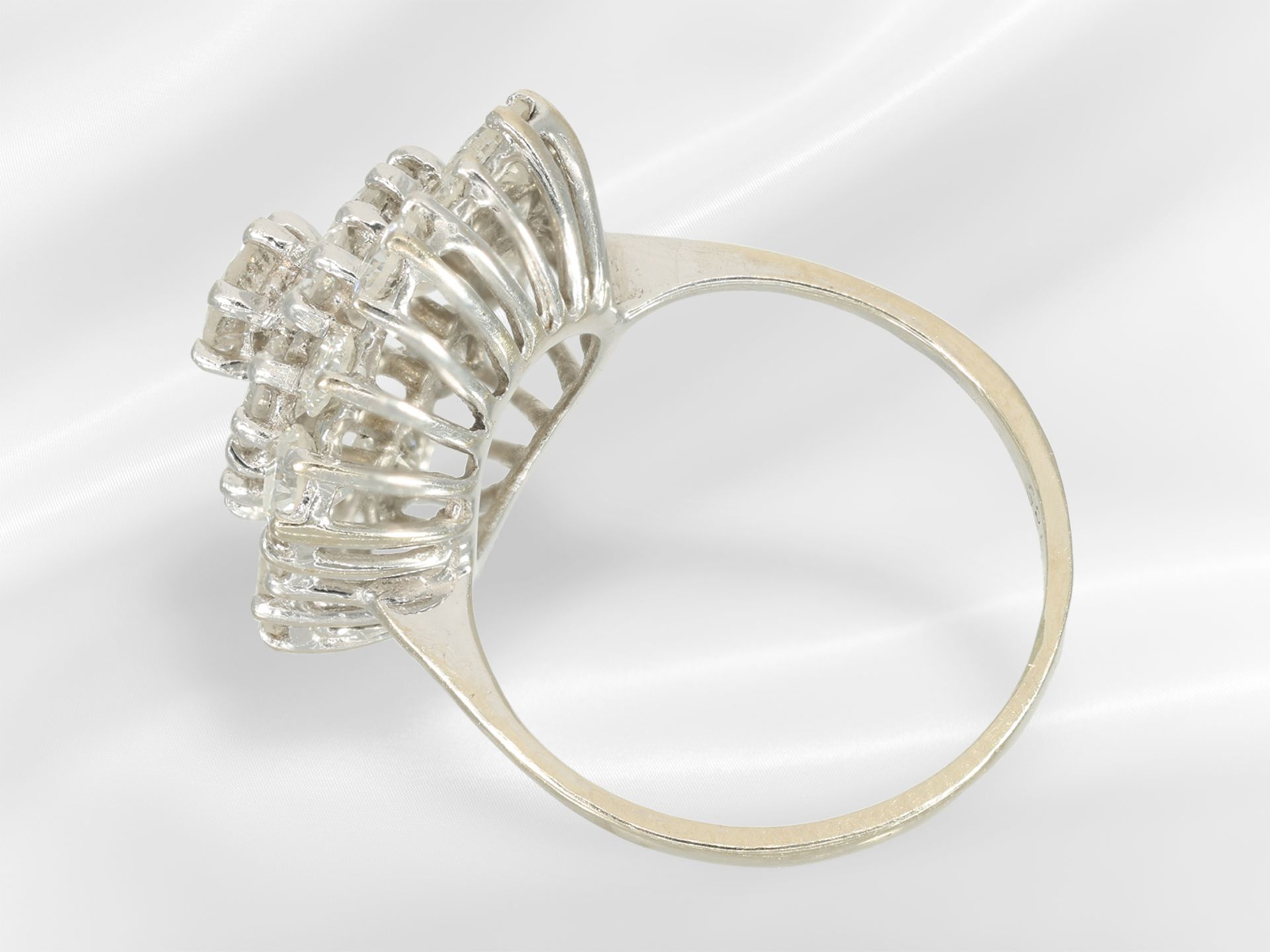 Ring: schöner vintage Blütenring mit reichem Brillantbesatz, ca. 2,5ct - Bild 5 aus 5