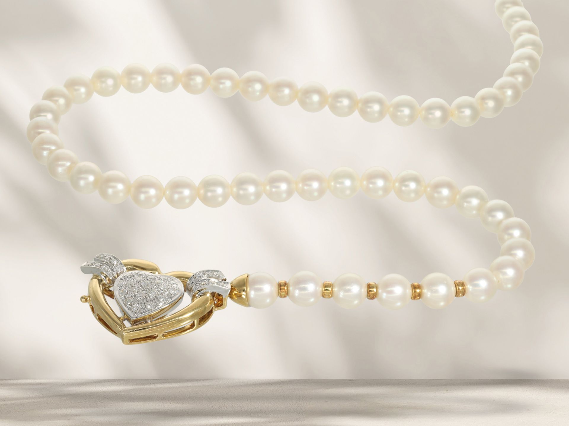 Valuable vintage cultured pearl necklace by Wempe with decorative 18K diamond clasp in heart shape - Image 3 of 3