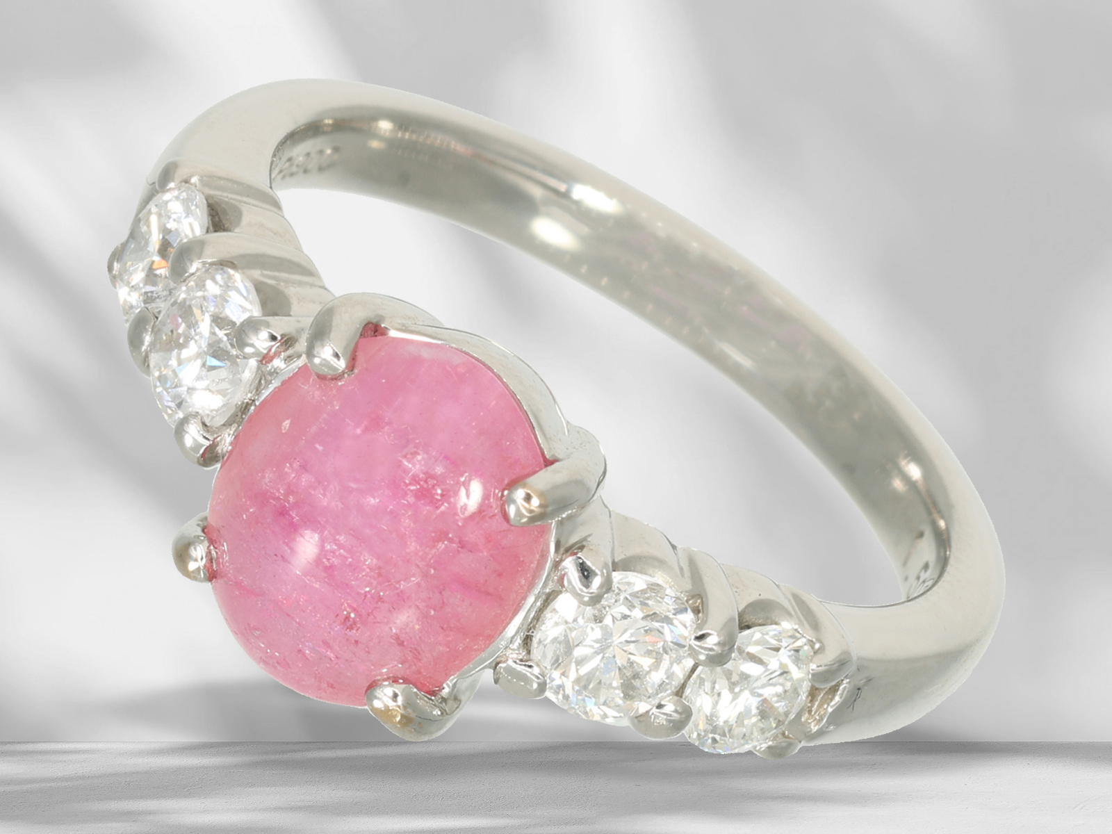 Ring: modern platinum ring with rare coloured stone, pink beryl "pezzotta" and brilliant-cut diamond