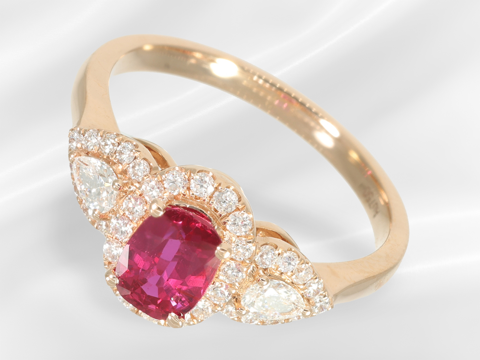 Ring: like new, extremely beautiful gold jewellery ring with Burma ruby and brilliant-cut diamonds