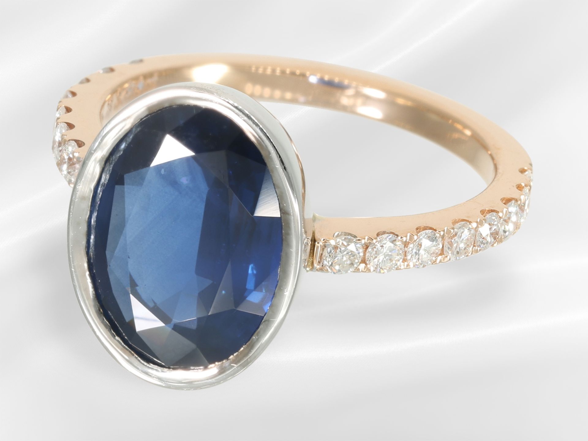 Ring: sehr wertvoller, neuwertiger Saphir/Brillantring, Saphir "Royal Blue - No Heat" ca. 3,84ct - Bild 3 aus 4