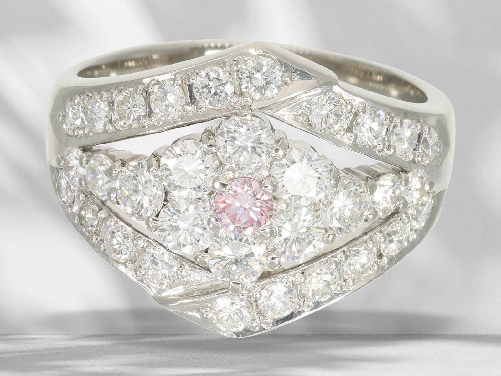 Ring: modern platinum ring set with fine brilliant-cut diamonds in pink/wesselton - Image 4 of 6