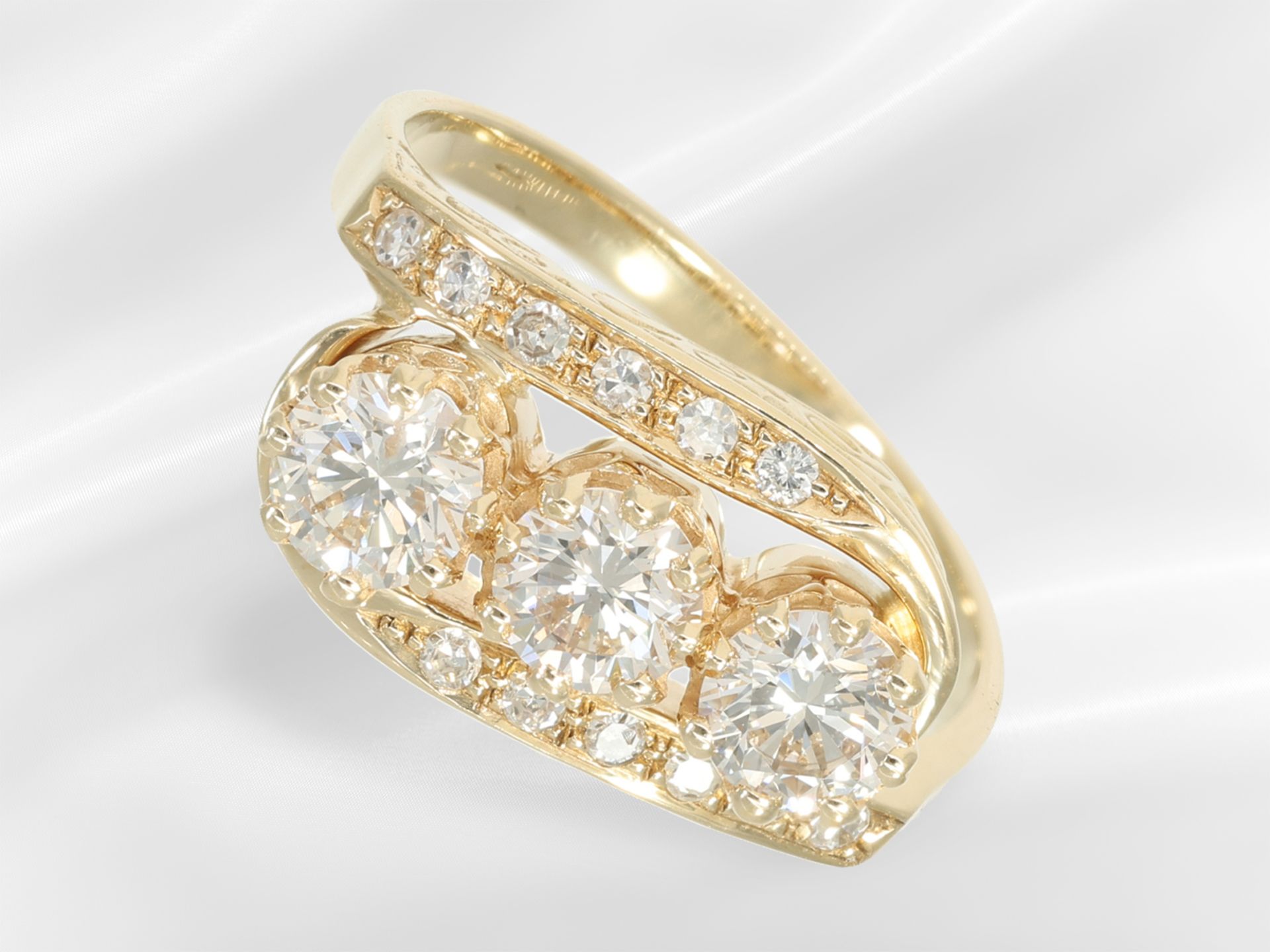 Ring: beautiful ladies' ring with brilliant-cut diamonds, approx. 1ct