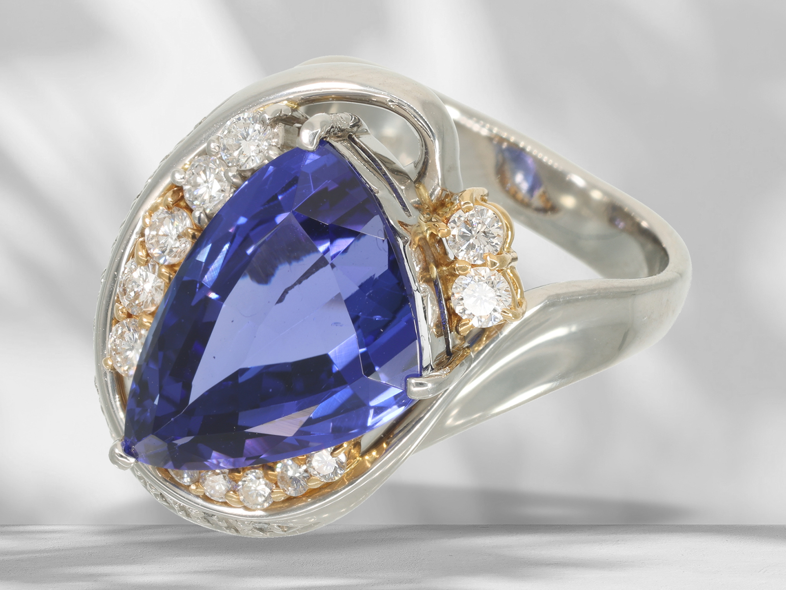 Ring: unique, heavy platinum ring with top quality tanzanite, 8.39ct - Image 5 of 8