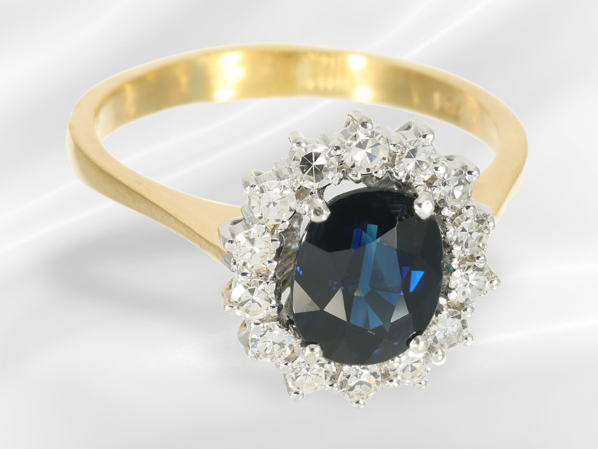 Ring: attraktiver weißgoldener Saphir/Diamant-Goldschmiede-Blütenring, ca. 2,76ct - Bild 3 aus 5