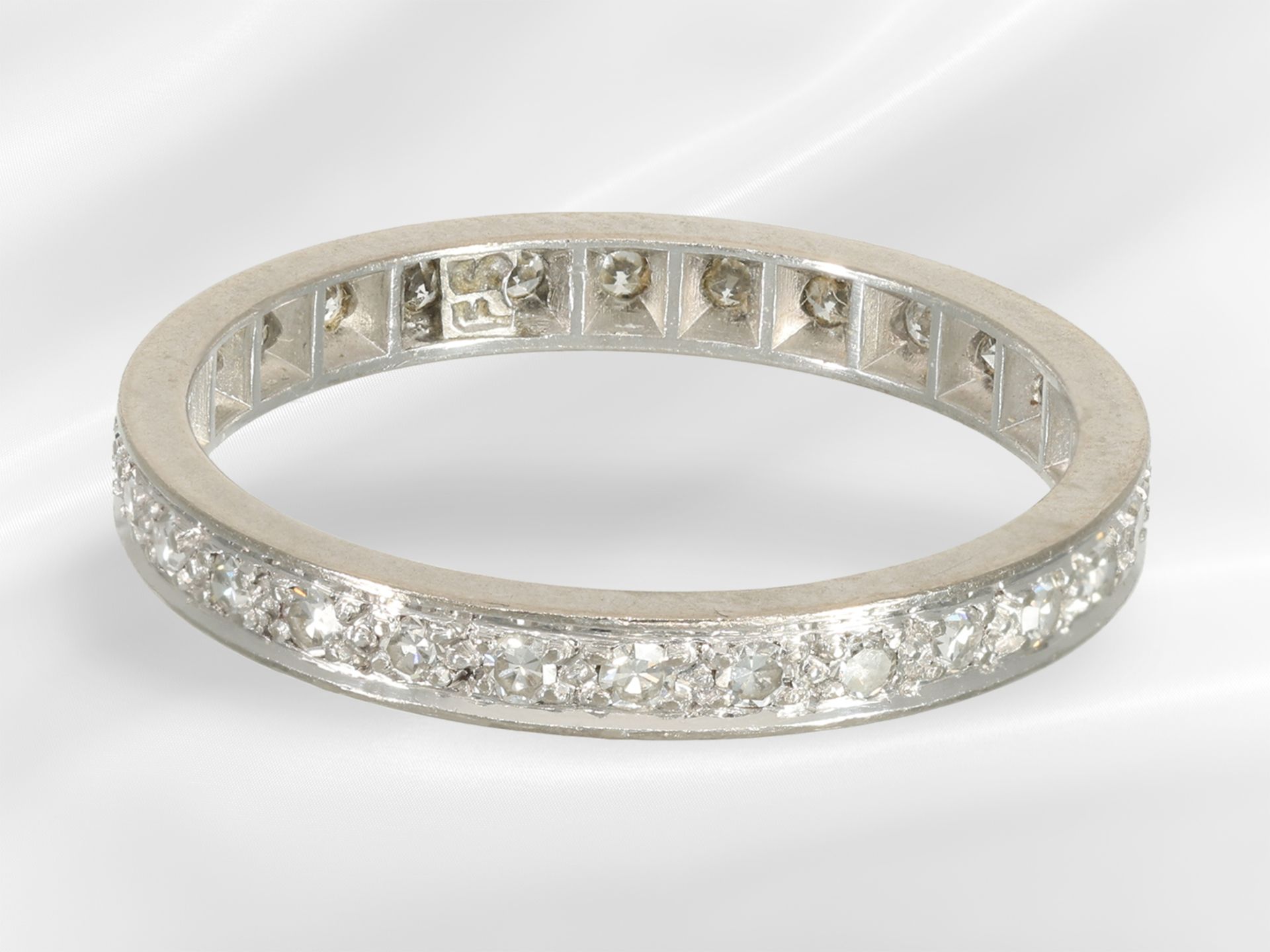 Ring: feiner Diamant-Memoire-Goldring, 18K Weißgold - Bild 3 aus 3