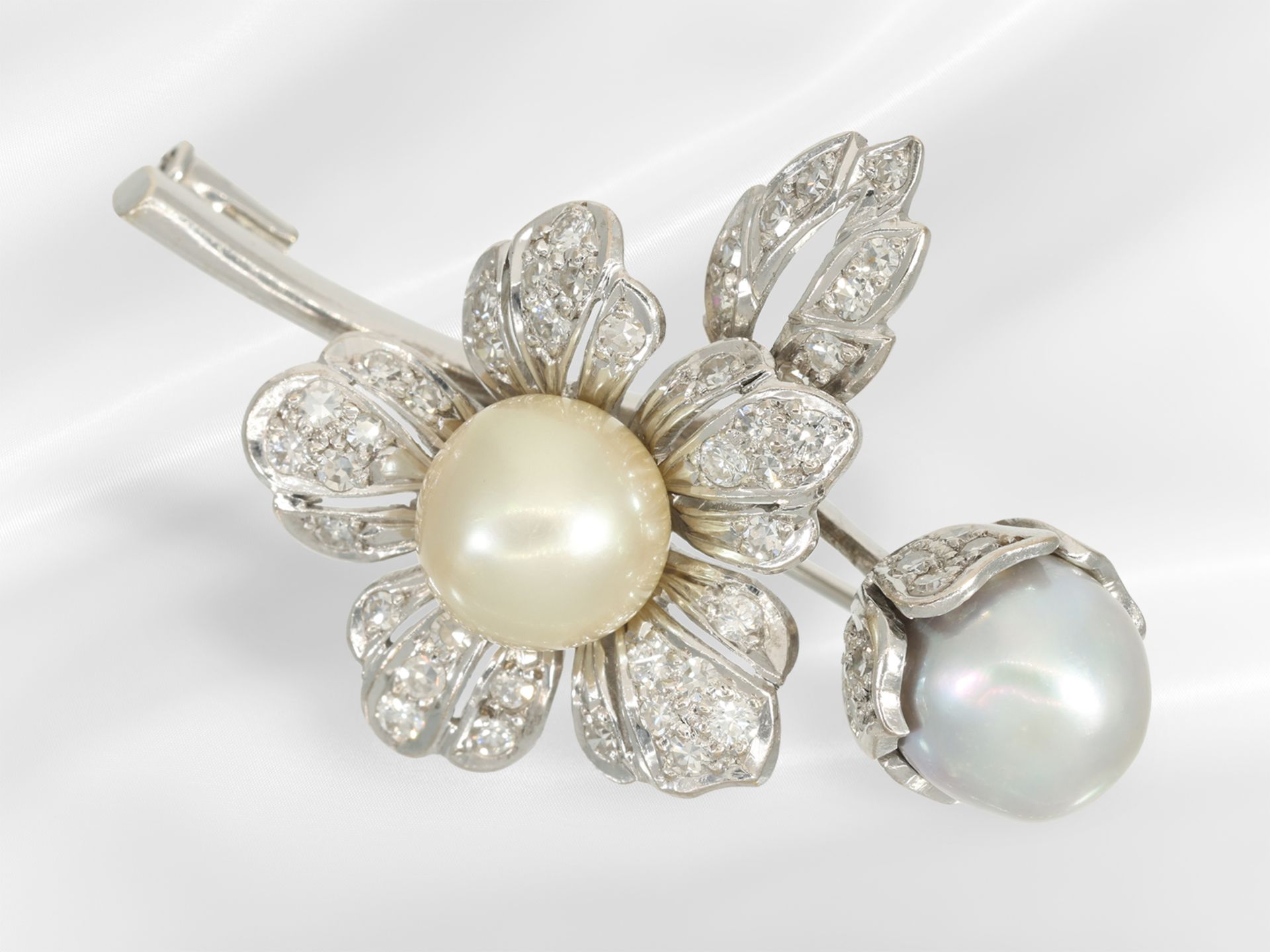 Brosche/Nadel: äußerst dekorative, florale vintage Goldschmiedearbeit mit Perlen und Brillanten, Han - Bild 3 aus 3