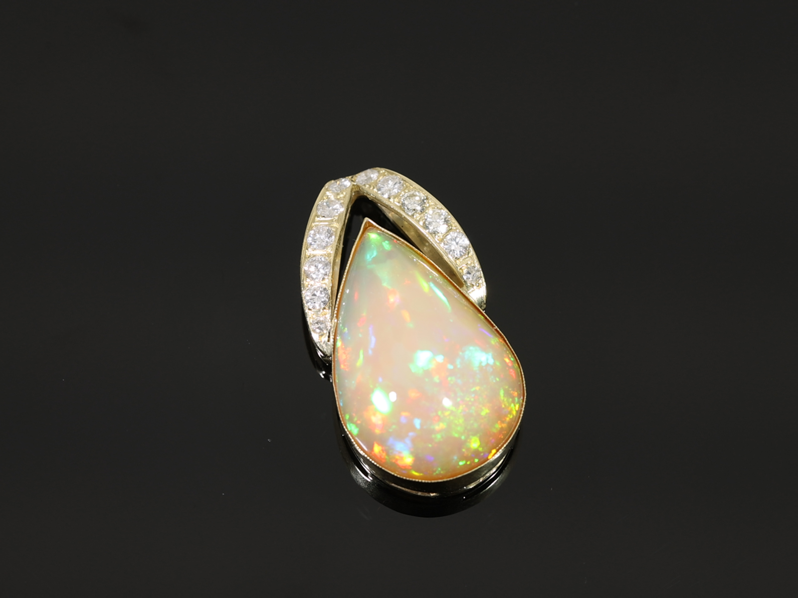 Pendant: very decorative opal/brilliant-cut diamond gold jewellery pendant, beautiful opal of approx