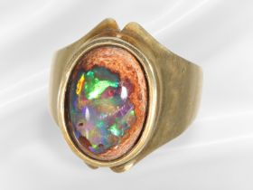 Ring: interessanter Goldschmiedering mit sehr schönem Opal, 14K
