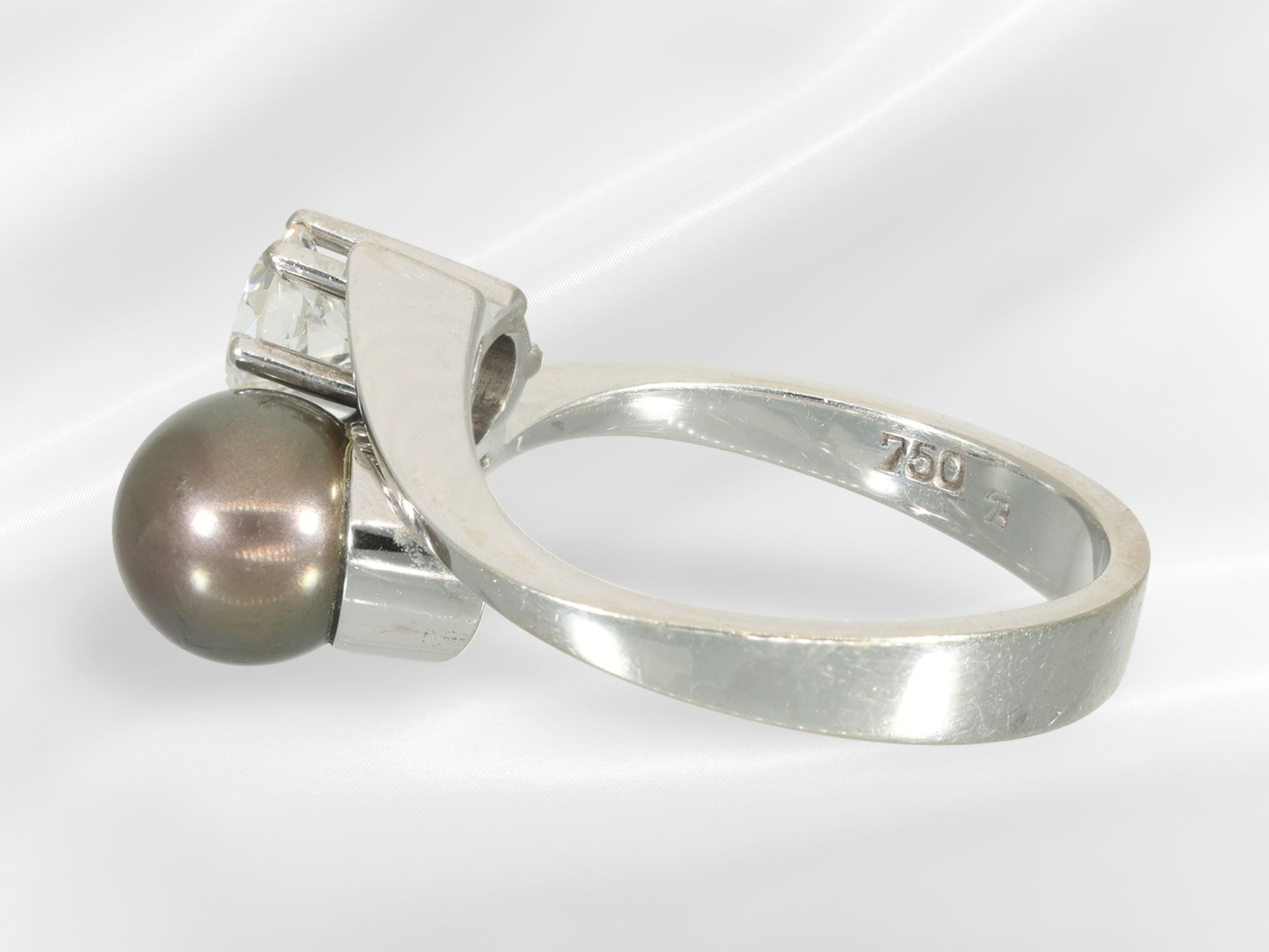 Ring: weißgoldener vintage Perle/Brillant-Goldschmiedering, Brillant von ca. 0,55ct - Bild 5 aus 5