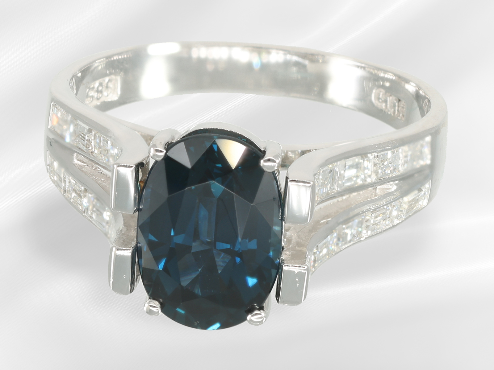 Ring: like new, modern and high quality sapphire/diamond goldsmith ring - Image 5 of 6