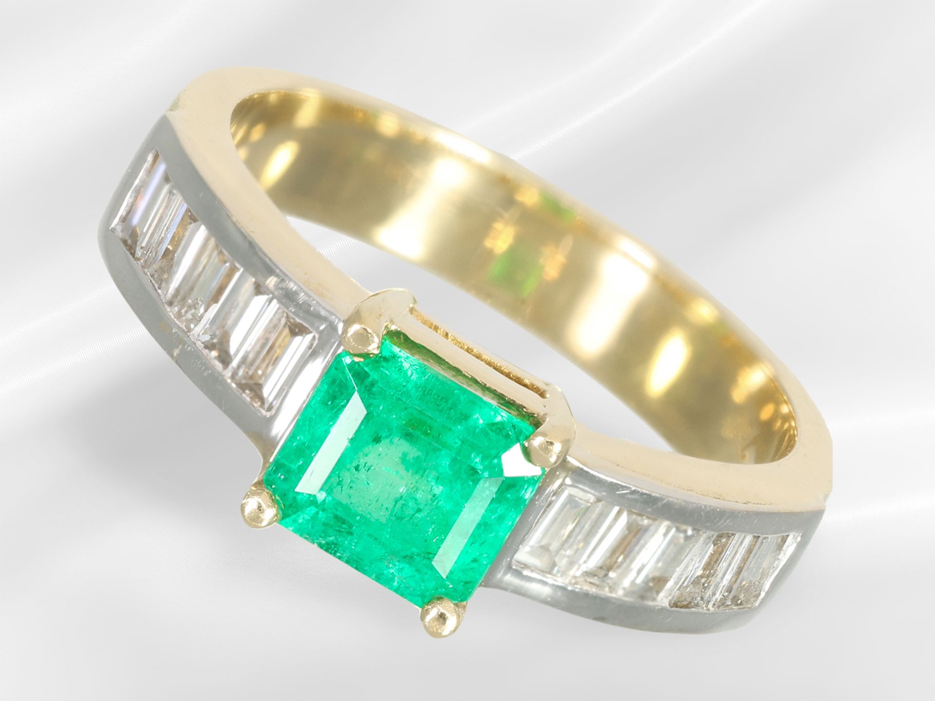 Ring: moderner und solider Smaragd-Diamant-Goldschmiedering, ca. 2,2ct